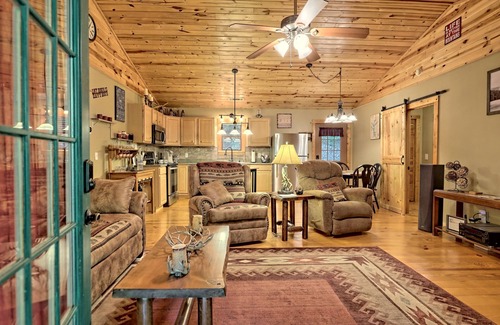 Wiley Cabin | Lake Burton Retreat: Cozy Cabin & Near Eateries