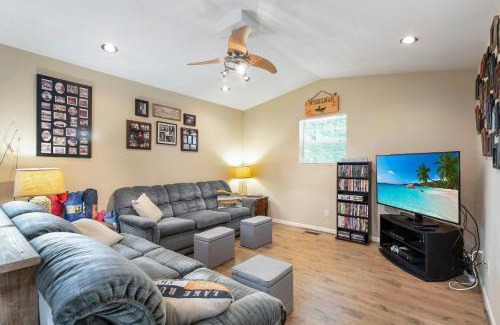 Barnett House | Lake Cabin & Dock - A True Ozarks Experience!