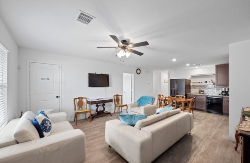 Willis Cottage | Lake Conroe Home w/Yard: Half-mi to Boating!