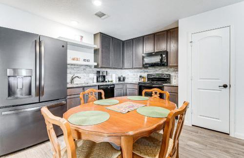 Willis House | Lake Conroe Home with Yard Half-Mi to Boating!