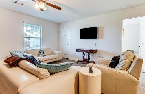 Willis House | Lake Conroe Home with Yard Half-Mi to Boating!