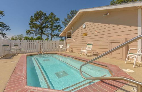 Willis Resort | Lake Conroe Queen Studio Cabin 5