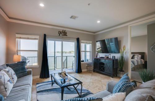 Seven Coves Apartment | Lake Conroe Waterfront Home Patio and Shared Pool!