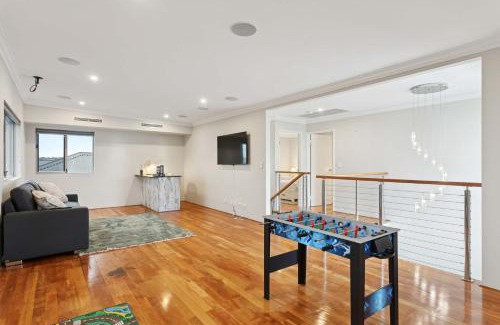 Munster House | Lake Coogee Retreat - Spacious 4BR with Spa & Near Beach