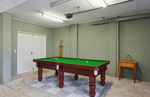 Munster House | Lake Coogee Retreat - Spacious 4BR with Spa & Near Beach