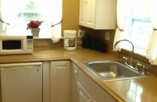 Northwood Apartment | Lake Cottage Studio, Sandy Beach, RowBoat & Kayaks, Awesome Fishing, Swimming