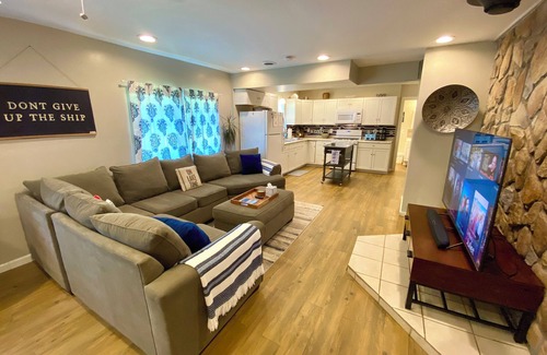 North East Cottage | Lake Erie cottage heart of wine country, beach glass, swimming, kayaks, sleeps 8