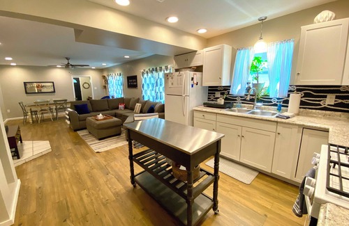 North East Cottage | Lake Erie cottage heart of wine country, beach glass, swimming, kayaks, sleeps 8