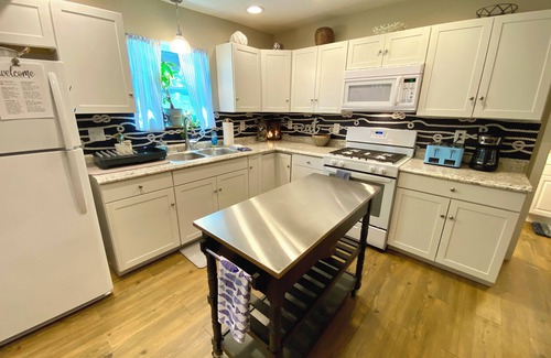 North East Cottage | Lake Erie cottage heart of wine country, beach glass, swimming, kayaks, sleeps 8