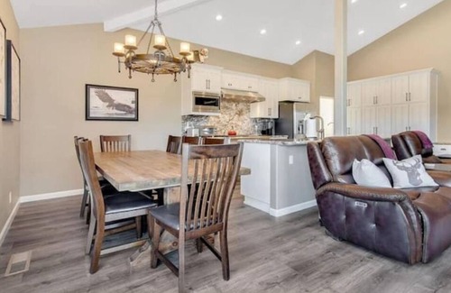 Oak Shores House | Lake Front at the Dragon w/Dock