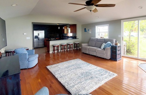 Anchorville House | Lake Front Bungalow with AC in charming Ira