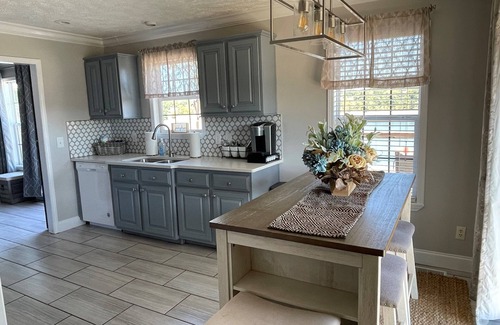 Dandridge House | Lake front cabin on main channel Douglass Lake Great for families