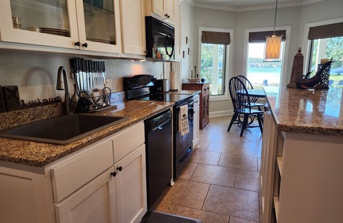 Mid America House | Lake Hamilton - Private Hot tub, pool and peleton.