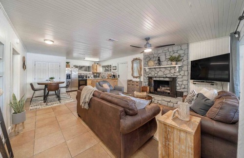 Mid America House | Lake Hamilton’s Cozy Cabin