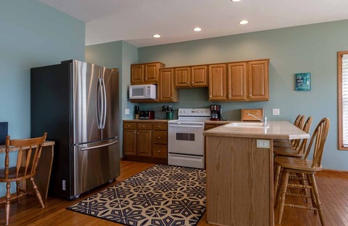 Twin Lake House | Lake Home/Sandy Bottom-Pedal Boats/Kayaks/AC/Xfinity Cable/High Speed Internet
