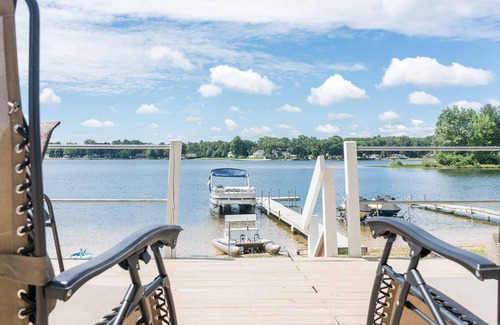 Twin Lake House | Lake Home/Sandy Bottom-Pedal Boats/Kayaks/AC/Xfinity Cable/High Speed Internet