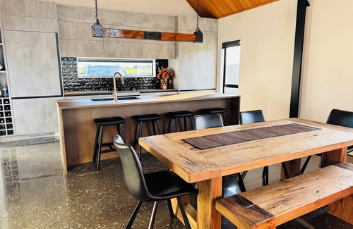 Huntingdon House | Lake Hood Escape with Private Jetty