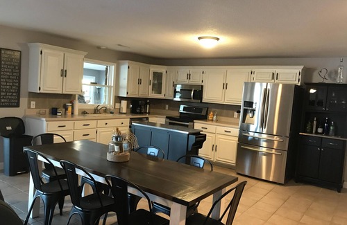 Linn Creek House | Lake House w/Incredible View and Dock – Sleeps 16