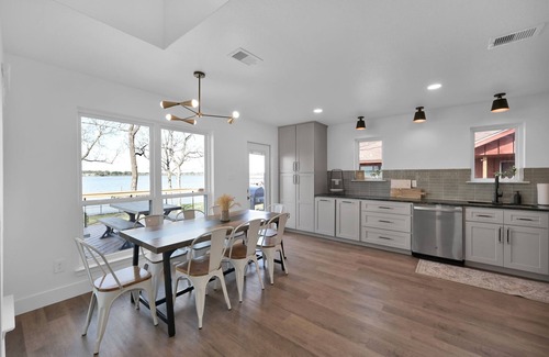 Indian Shores House | Lake Houston sunset and skyline views. Two primary suites downstairs.