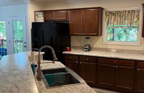 Troutman House | Lake Living's best! n"Chillax" with 3brm, 2 Kings and 2-XL twins, 2 bath