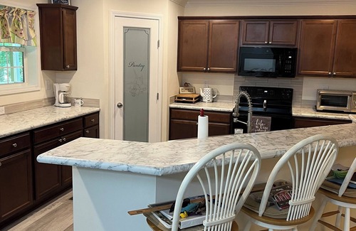 Troutman House | Lake Living's best! n"Chillax" with 3brm, 2 Kings and 2-XL twins, 2 bath
