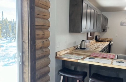 Lake Louise House | Lake Louise, Alaska Retreat – Spacious 4-bedroom Lakefront Getaway.