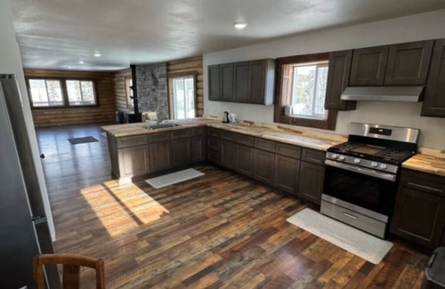 Lake Louise House | Lake Louise, Alaska Retreat – Spacious 4-bedroom Lakefront Getaway.