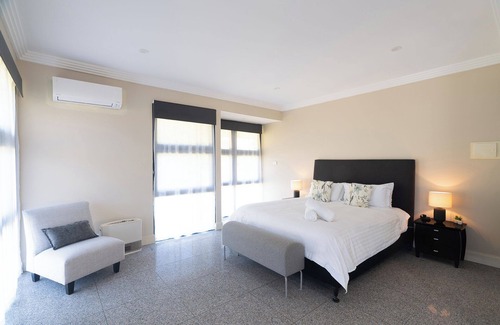 Morisset Bed & Breakfast | Lake Macquarie Manor - Your semi-rural oasis with extra space for everyone