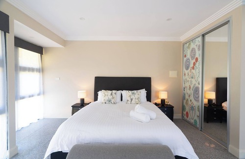 Morisset Bed & Breakfast | Lake Macquarie Manor - Your semi-rural oasis with extra space for everyone