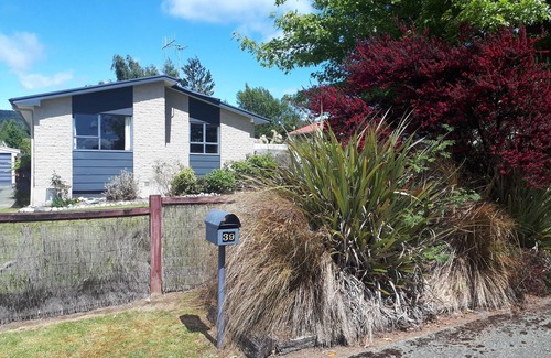 Manapouri House | Lake Manapouri Town House - with WiFi