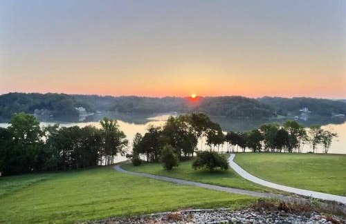 Lynchburg House | Lake Mansion On The Hill wPanoramic Views & Dock