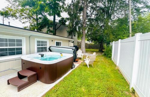 Craig Beach House | Lake Milton 1 Block From Beach With A Hot Tub