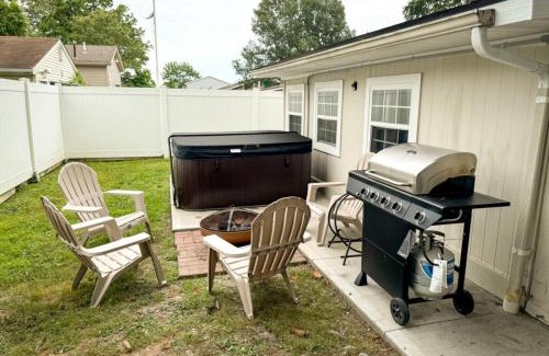 Craig Beach House | Lake Milton 1 Block From Beach With A Hot Tub