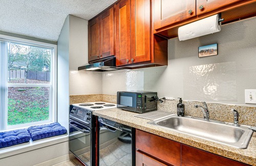 Mount Park Condo | Lake Oswego Condo w/Balcony, 3 Mi to the Water!