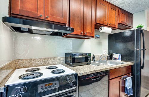 Mount Park Condo | Lake Oswego Condo w/Balcony, 3 Mi to the Water!
