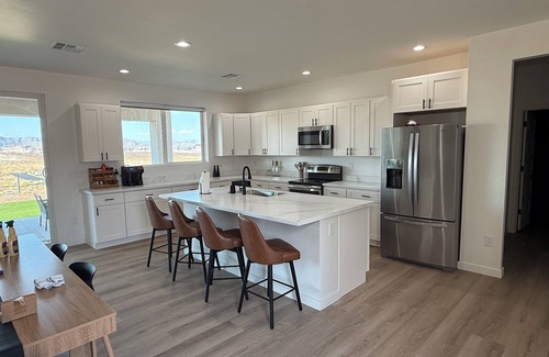 Greenehaven House | Lake Peek + Chic New Retreatn2 Masters, Boat Garage, Stunning Views, Game Haven