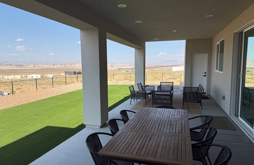 Greenehaven House | Lake Peek + Chic New Retreatn2 Masters, Boat Garage, Stunning Views, Game Haven