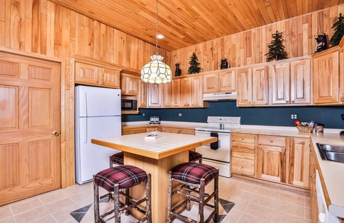 Manitowish Waters Condo | Lake resort villa with water views, screened porch & marina - dog-friendly