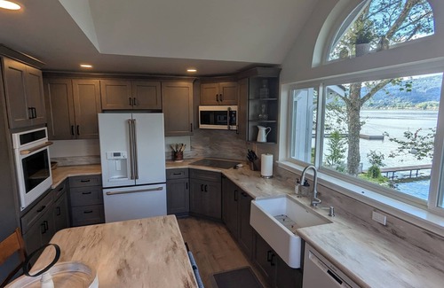 Sammamish Apartment | Lake Sammamish Waterfront 2 BR Apartment