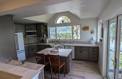 Sammamish Apartment | Lake Sammamish Waterfront 2 BR Apartment