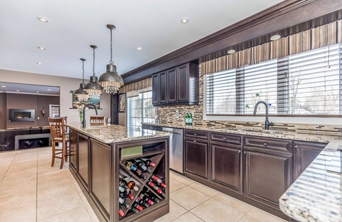 Gilford House | Lake Simcoe Waterfront Villa | Walk to lake · Free canoes · BBQ & firepit