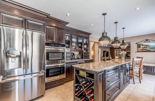 Gilford House | Lake Simcoe Waterfront Villa | Walk to lake · Free canoes · BBQ & firepit
