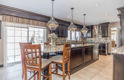 Gilford House | Lake Simcoe Waterfront Villa | Walk to lake · Free canoes · BBQ & firepit