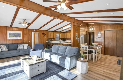 Prosperity House | Lake Stay on Bedford Way |Private Dock & Boat Ramp