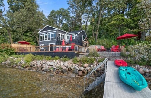 Annandale House | Lake Sylvia Cabin - Stunning Waterfront Views