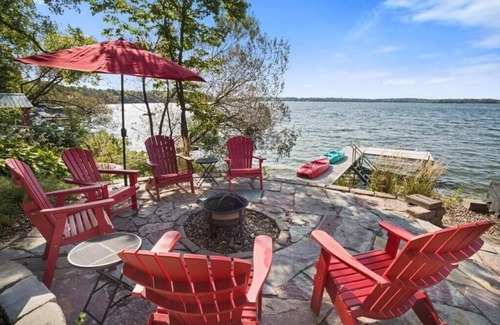 Annandale House | Lake Sylvia Cabin - Stunning Waterfront Views