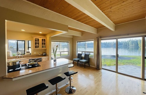 Bonney Lake House | Lake Tapps Dock House on the Bankers Island with Boat Launch