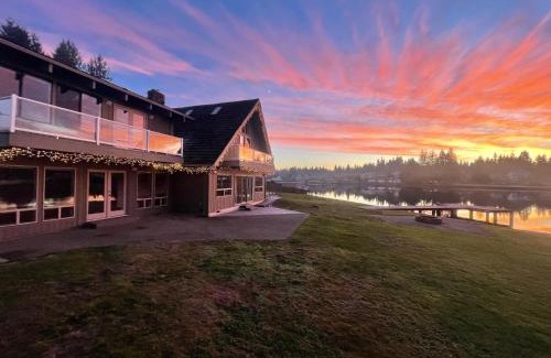 Bonney Lake House | Lake Tapps Dock House on the Bankers Island