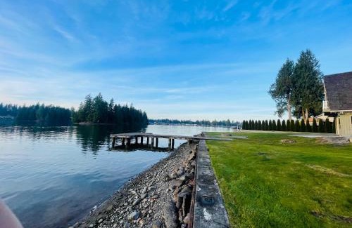 Bonney Lake House | Lake Tapps Dock House on the Bankers Island