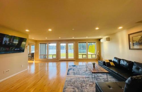 Bonney Lake House | Lake Tapps Dock House on the Bankers Island
